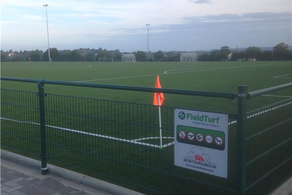 Aanleg kunstgras en natuurgras voetbalveld - Sportinfrabouw NV